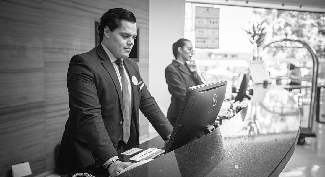 employés recevant des clients à l'hôtel