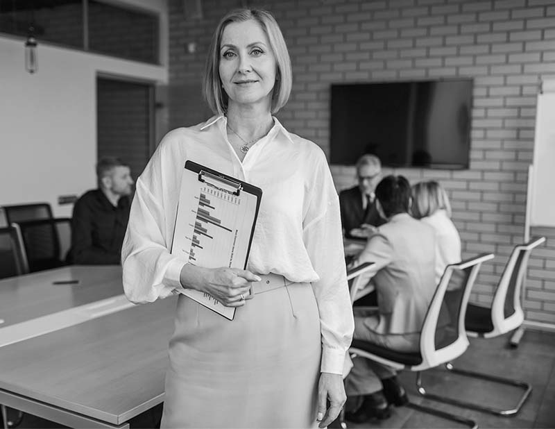 formateur tenant la check list d'évaluation de sa formation